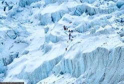 Tłumy na Mount Everest. Zdjęcie robi furorę w sieci