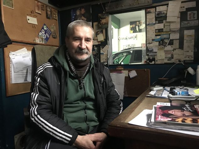 Łobacz w swoim magazynku w warsztacie na Woli