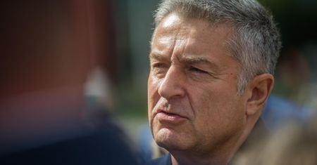Władysław Frasyniuk zwolniony. Teraz spodziewa się ataku na swoją firmę