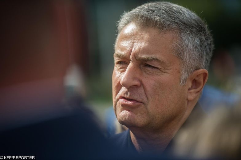 Prokurator stawia Władysławowi Frasyniukowi zarzut naruszenia nietykalności cielesnej funkcjonariuszy policji podczas czerwcowej manifestacji.