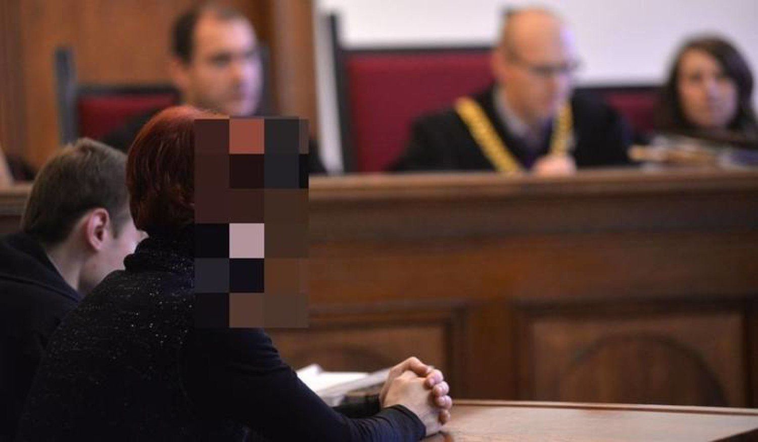W czasie wielogodzinnego spożywania alkoholu mężczyzna najpierw uderzył w twarz, a potem zaczął dusić swoją konkubinę. Marzena J. uciekła do kuchni, ale 36-latek ruszył za nią. Chwytając nóż kobieta zadała mu jeden, jak się okazało śmiertelny cios w serce