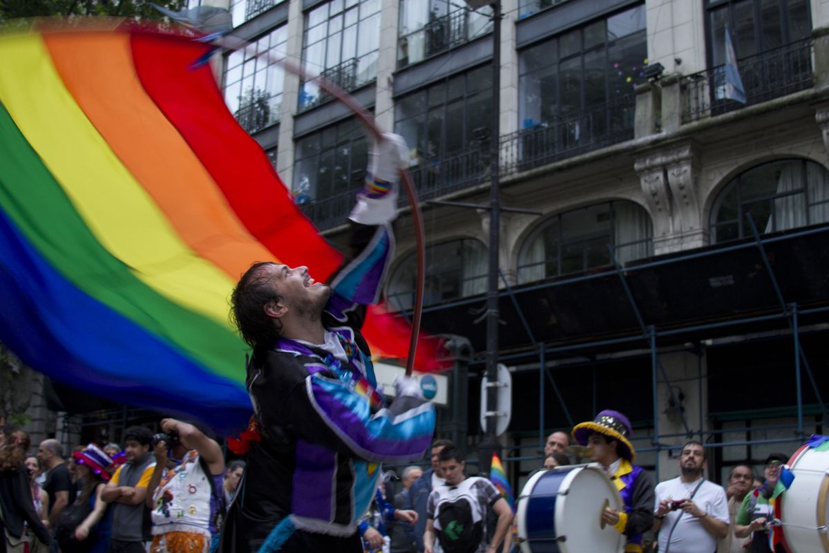 Parada równości na ulicach Buenos Aires przyciąga tysiące ludzi 