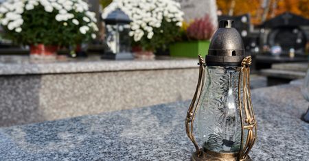 Seniorzy mogą skorzystać z darmowego sprzątania nagrobków. Jest jeden warunek