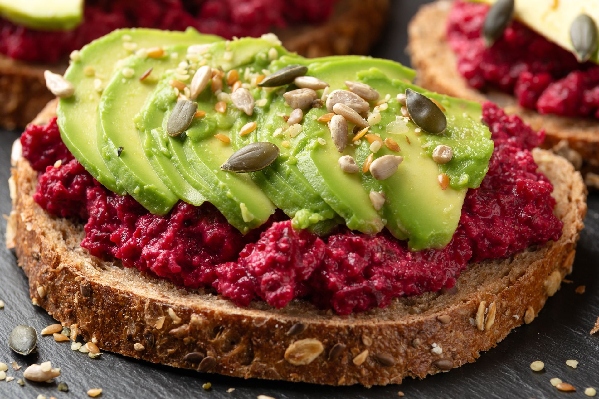 Różowe smarowidło z pieczonego warzywa. Zdobi kanapki i świetnie smakuje