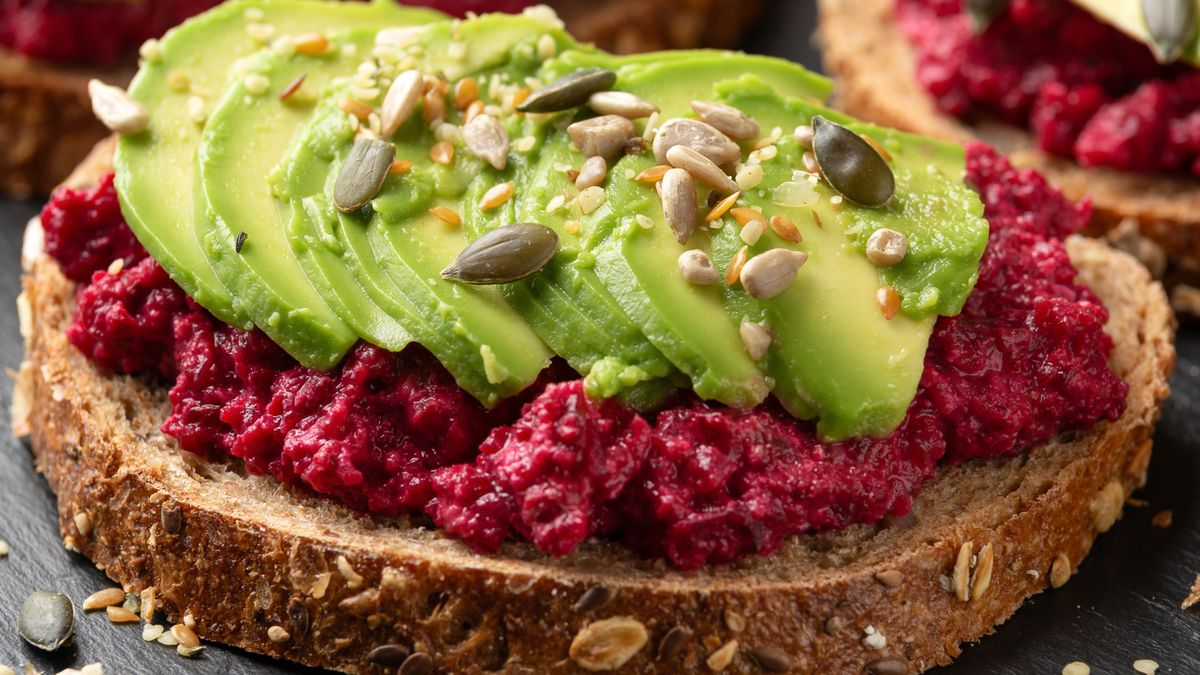 Pyszny hummus z pieczonego buraka