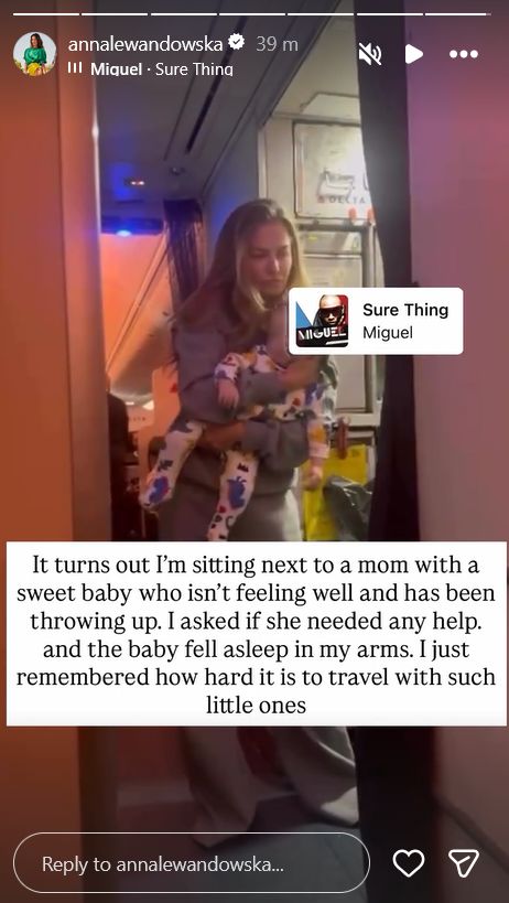 Anna Lewandowska bawi cudze dziecko w samolocie