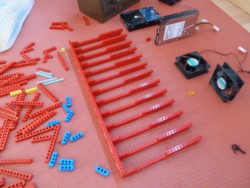 macierz RAID w obudowie z klock&oacute;w LEGO w trakcie budowy