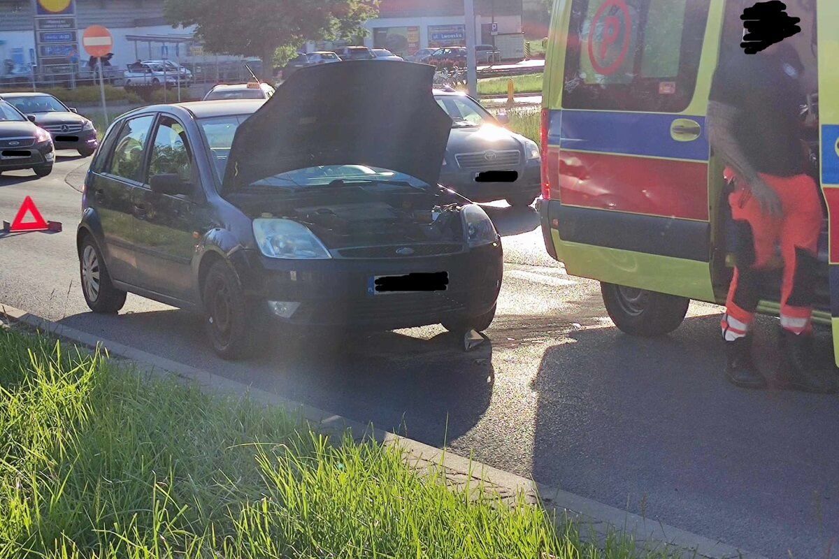 Zderzenie forda ze skodą na rondzie Berbeckiego