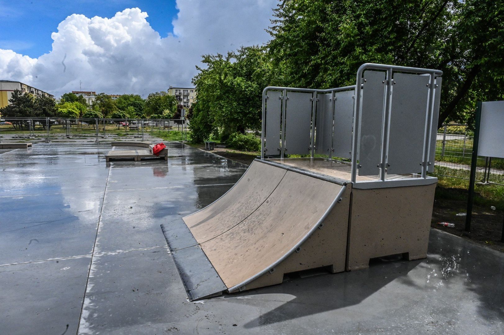 Przy lasku przy ulicy Szarych Szeregów zniknął plac zabaw. Na starym boisku przy V Liceum Ogólnokształcącym powstaje za to nowy skatepark, który wcześniej był położony między blokiem nr 9 i wieżowcami 11 oraz 13. Tam z kolei ma być parking. 