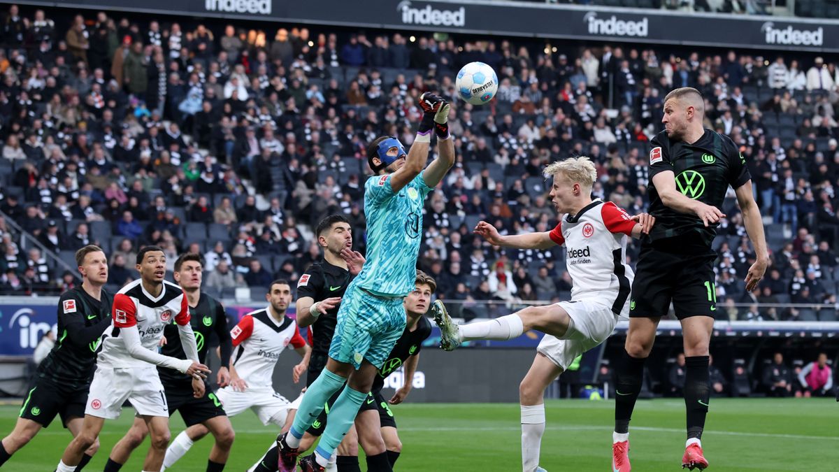 Getty Images / Alex Grimm / Na zdjęciu: Kamil Grabara doznał kontuzji w meczu z Eintrachtem Frankfurt