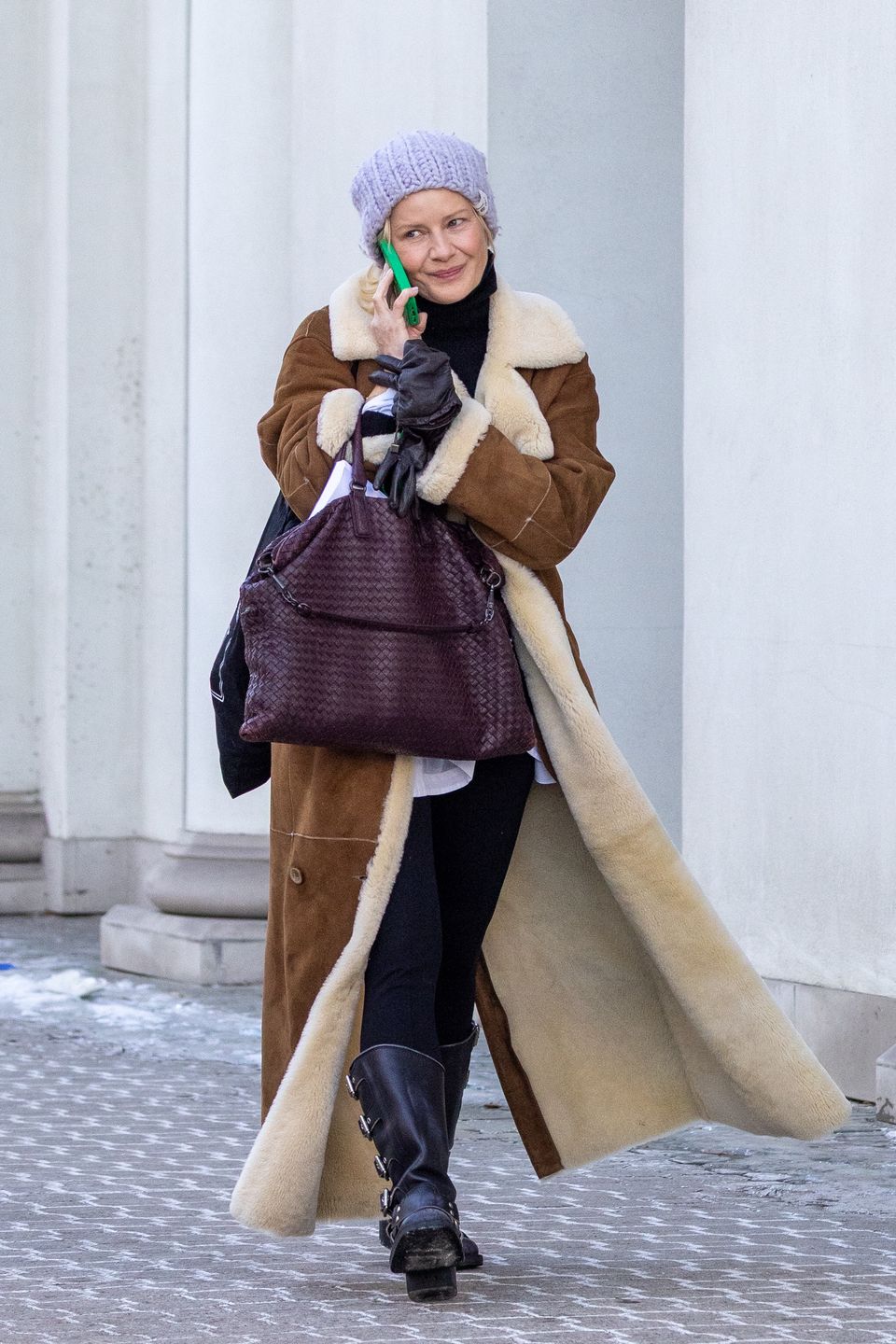 Obwieszona metkami Małgorzata Kożuchowska krąży po Warszawie