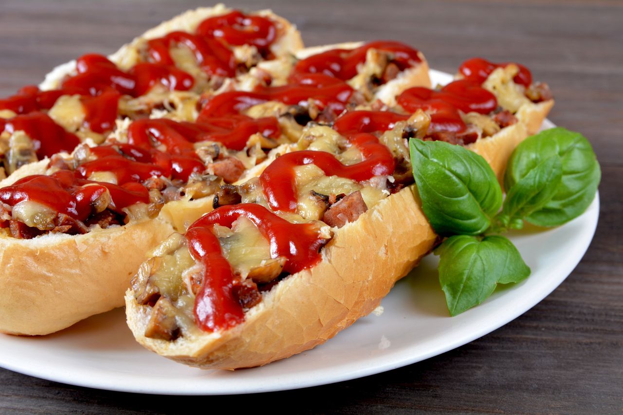 Zapiekana bagietka z pieczarkami. Fast food po polsku