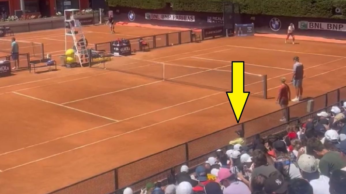 Twitter / tenisklub.pl / Na zdjęciu: Pełne trybuny podczas treningu Igi Świątek.