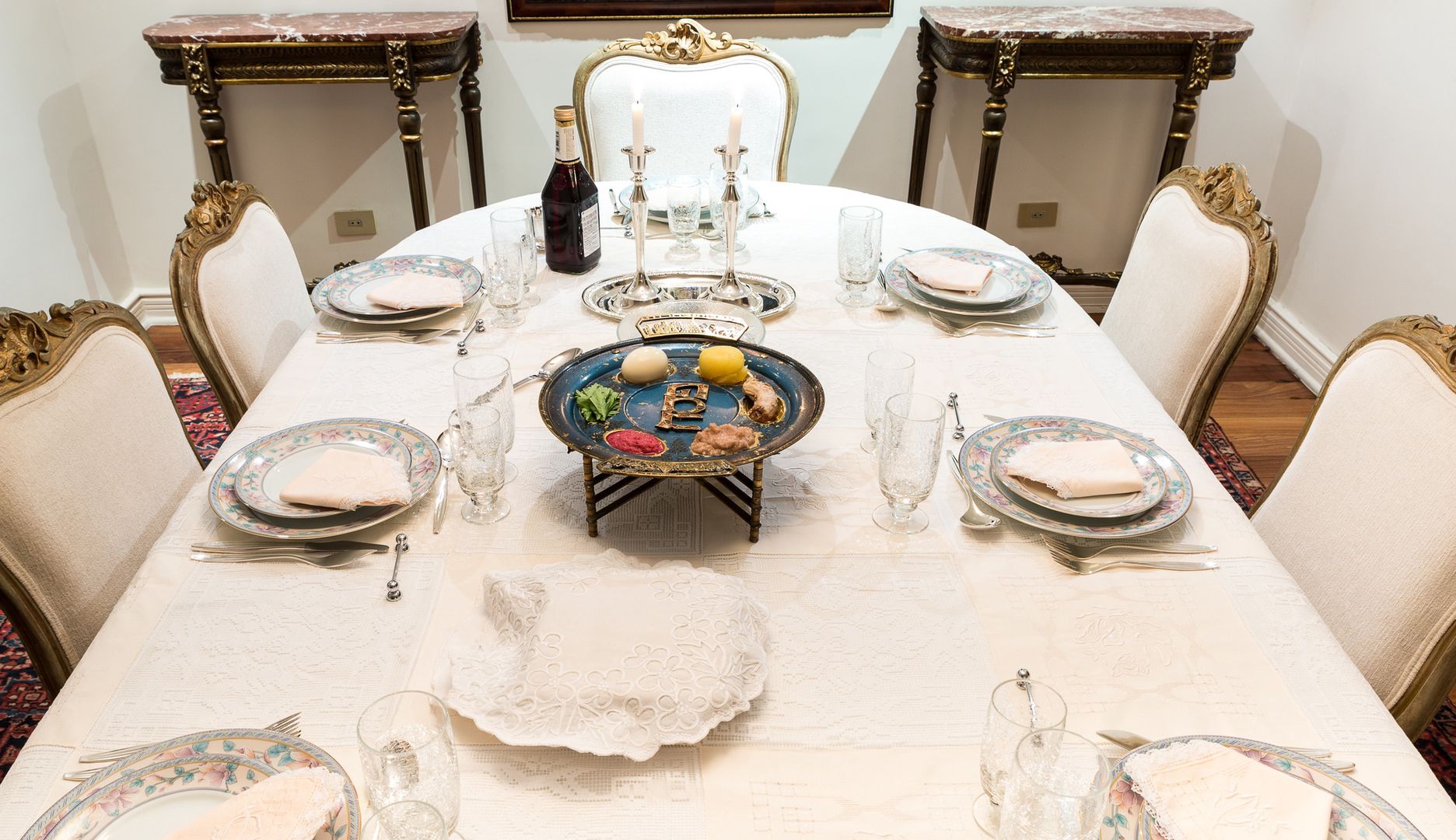 Świąteczny stół gotowy na kolację podczas święta Pesach