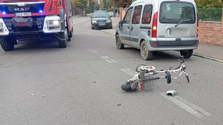 Łeba: 43-latek na hulajnodze doprowadził do zderzenia z samochodem