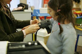 Pomiar ciśnienie już po trzecich urodzinach. Ekspert wskazuje problem