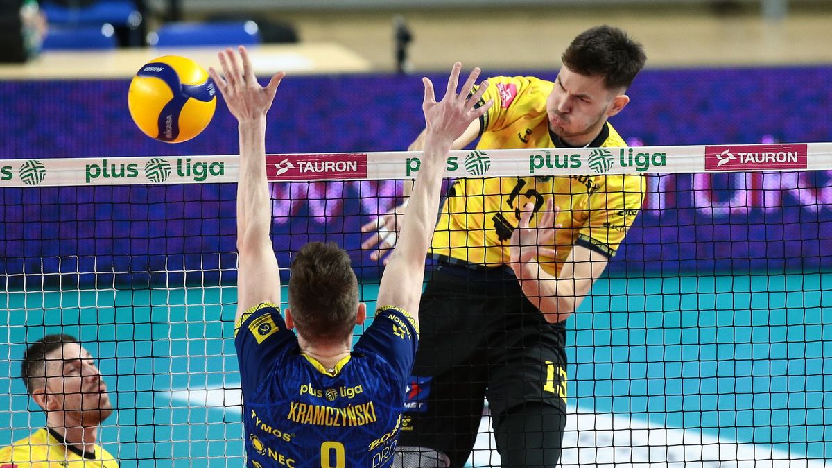 PAP / Zbigniew Meissner / Na zdjęciu: Sebastian Adamczyk atakuje, Dominik Kramczyński skacze do bloku