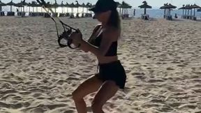 W czarnym bikini na plaży. Anna Lewandowska zakochała się w tych ćwiczeniach