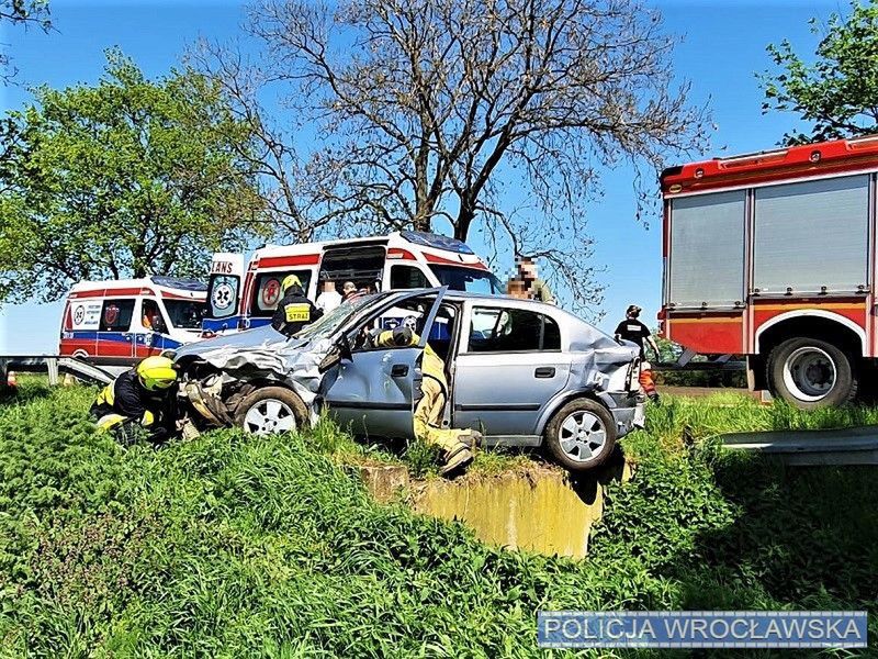 Wrocław. Policjanci na prywatnych motocyklach pomogli ofiarom wypadku. Jechali na służbę