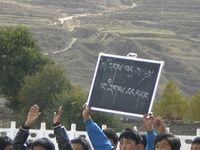 Tybetańscy uczniowie przeciw zakazowi tybetańskiego