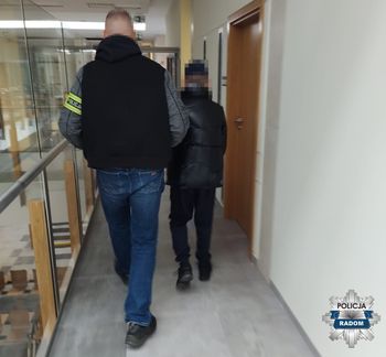 Radom: 57-latek zatrzymany po oszustwie "na policjanta". Seniorka wyrzuciła przez okno ponad siedem tys. zł