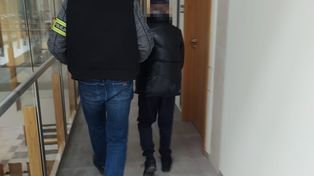 Radom: 57-latek zatrzymany po oszustwie "na policjanta". Seniorka wyrzuciła przez okno ponad siedem tys. zł