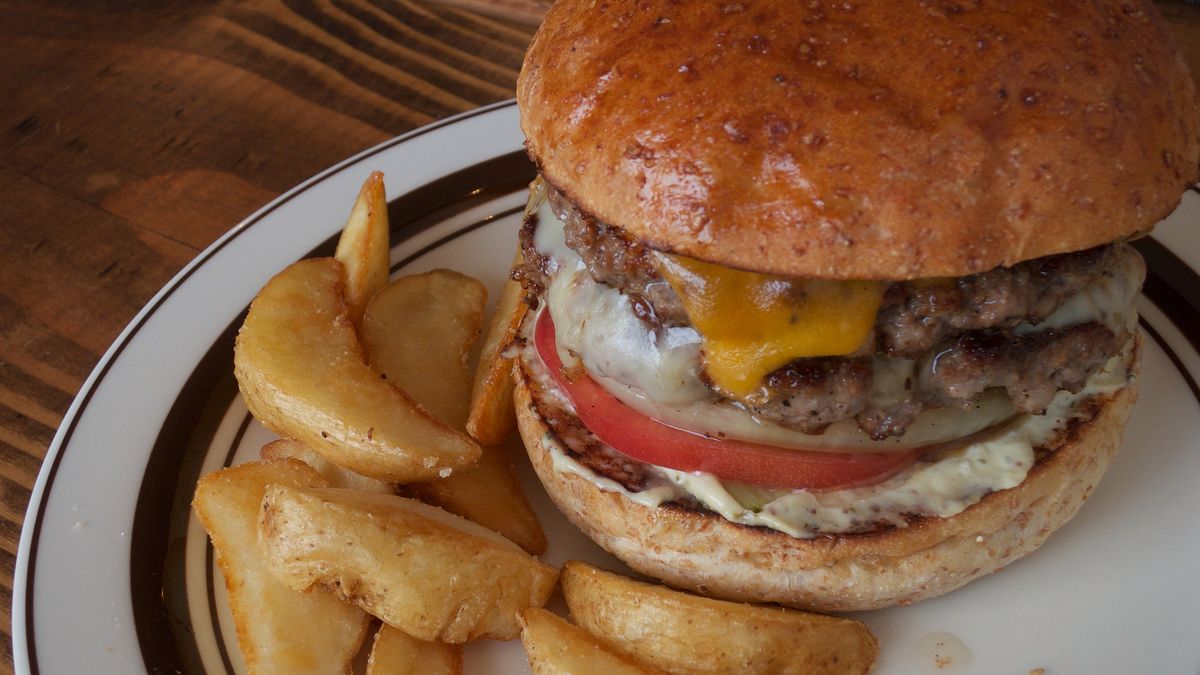 Powiększony podwójny hamburger z przyprawami, warzywami i majonezem