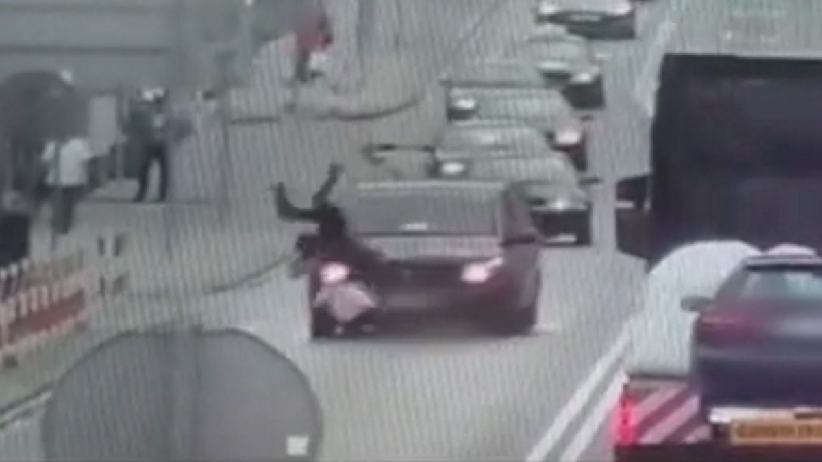 Karawan potrącił na przejściu dla pieszych 57-latkę