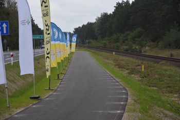 Brak barierek wzdłuż ścieżki ze Skoków do Sławy Wlkp. Czy nie zagraża to bezpieczeństwu pieszych i rowerzystów?