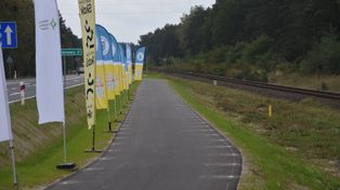 Brak barierek wzdłuż ścieżki ze Skoków do Sławy Wlkp. Czy nie zagraża to bezpieczeństwu pieszych i rowerzystów?