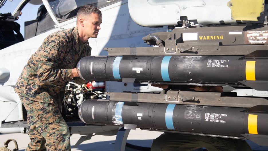 Pociski JAGM pod pylonem śmigłowca AH-1Z Viper