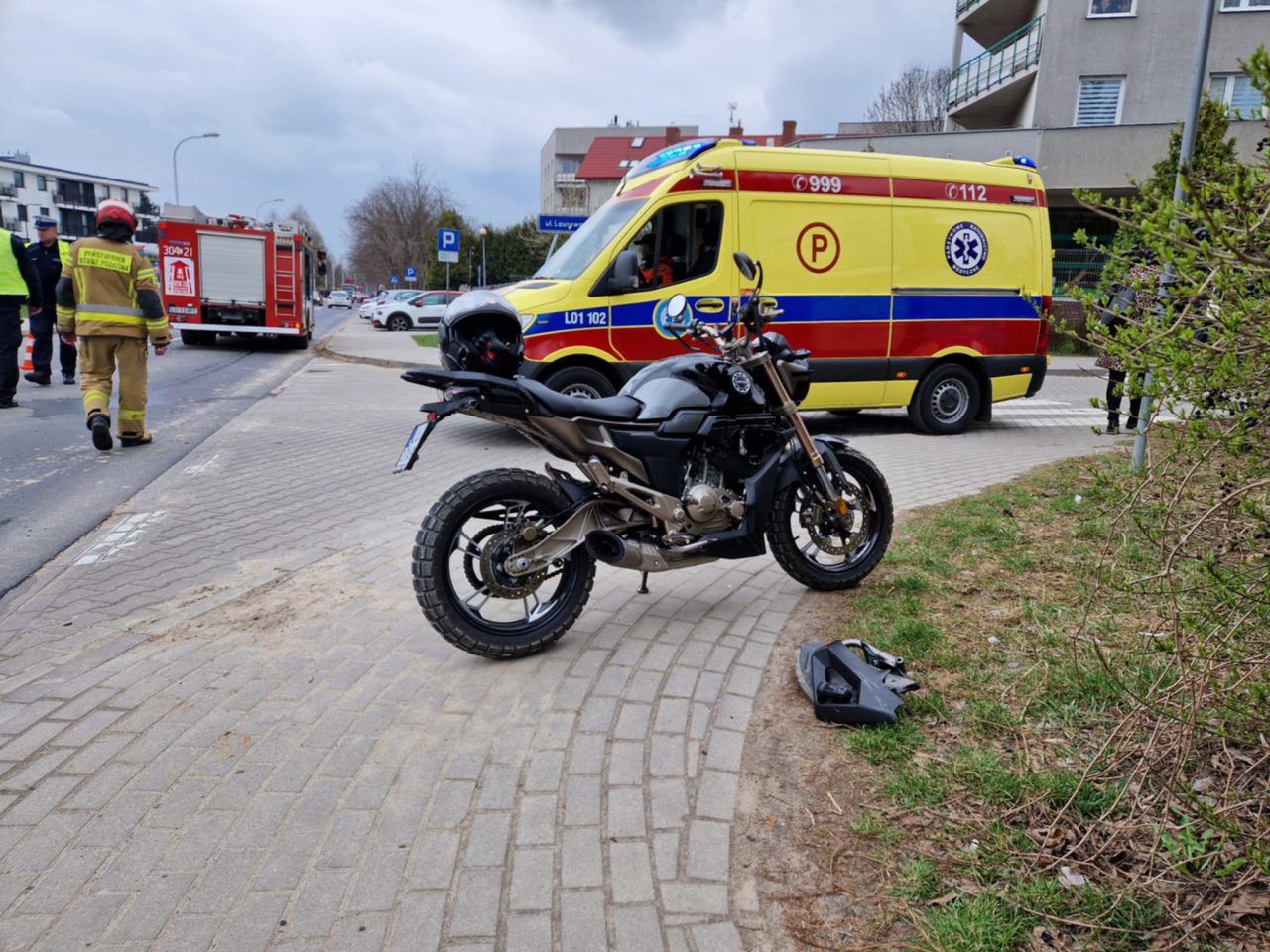 Zatrzymała się przed przejściem dla pieszych. Motocyklista trafił do szpitala