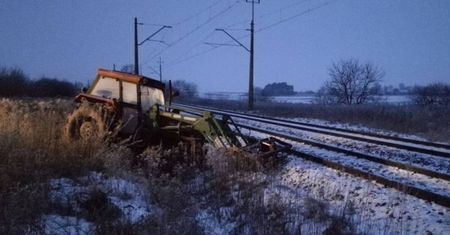 Pociąg wjechał w ciągnik rolniczy. Pijany rolnik zostawił go na torach
