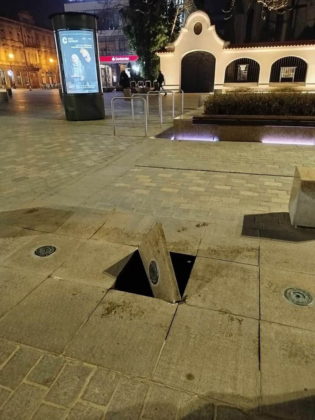 Mężczyzna wpadł do środka fontanny na Placu Litewskim w Lublinie