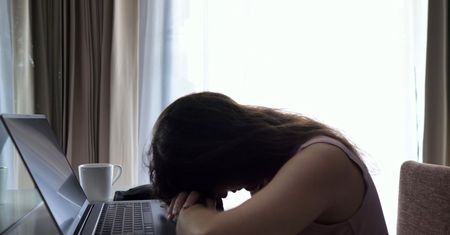 Brak tej witaminy wpływa na pracę mózgu. Tak ją uzupełnisz