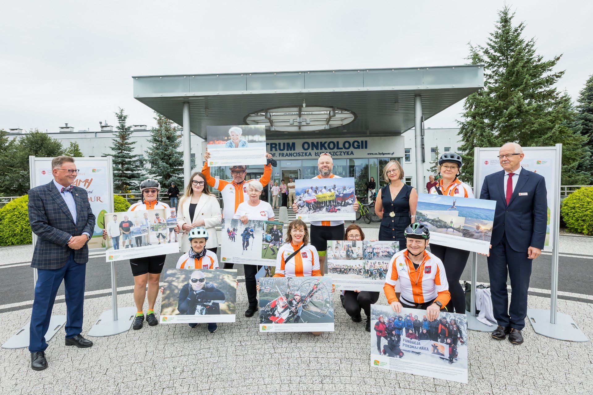 We wtorek w samo południe do bydgoskiego Centrum Onkologii dotarła ósemka uczestników 9. edycji Onko Tour - wyjątkowego, edukacyjno-profilaktycznego rajdu rowerowego, który od 2016 r. organizuje Fundacja Pokonaj Raka we współpracy z Rzecznikiem Praw Pacjenta Bartłomiejem Chmielowcem. 