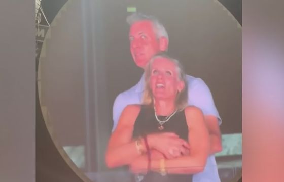 Na koncercie Coldplay obejmował nie swoją żonę. Szef firmy technologicznej rezygnuje