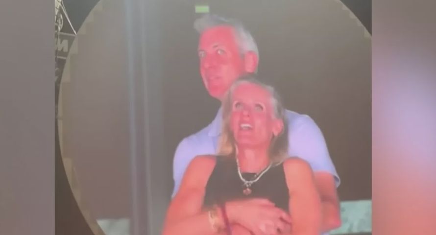 Na koncercie Coldplay obejmował nie swoją żonę. Szef firmy technologicznej rezygnuje