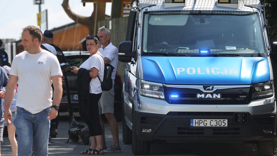 Zakopane, 19.06.2025. Policja podczas pracy w miejscu wysadzenia bankomatów na Gubałówce w Zakopanem, 19 bm. W nocy z 18 na 19 bm. nieznani sprawcy próbowali obrabować trzy bankomaty na Gubałówce, prawdopodobnie użyte zostały ładunki wybuchowe. (sko) PAP/Grzegorz Momot