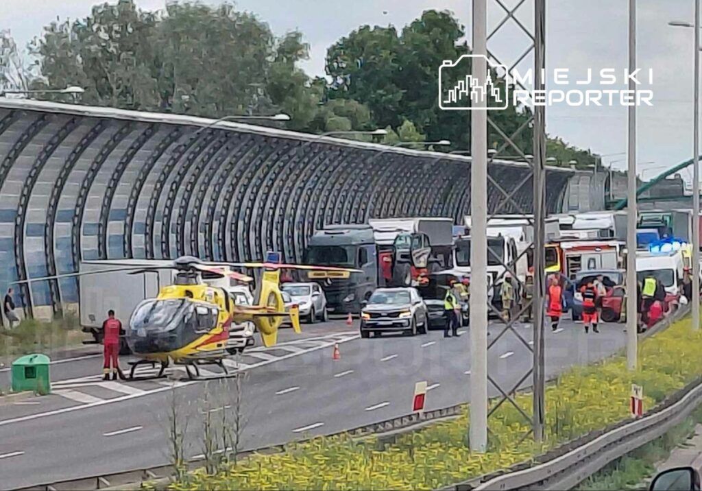 Karambol na trasie S8. Pięć osób w szpitalu. Lądował śmigłowiec LPR