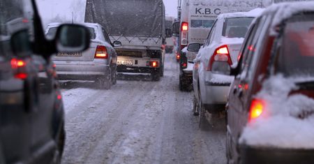 Atak zimy w Polsce. Nawet 3 tys. zł mandatu za nieodśnieżone auto