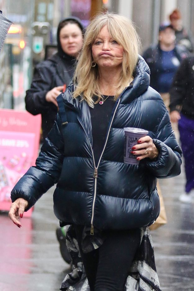 Goldie Hawn przyłapana. Uwagę zwracają ogromne usta 77latki Pudelek