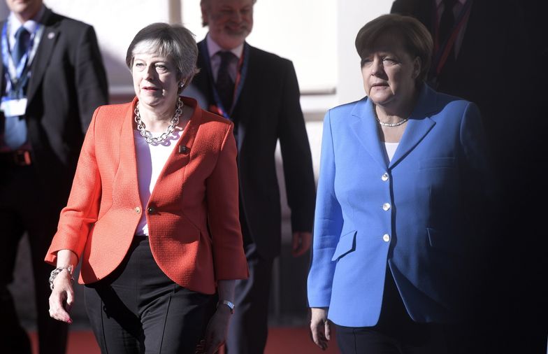 Theresa May i Angela Merkel w czasie szczytu w Salzburgu.