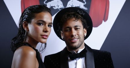Neymar świętuje 26. urodziny z dziewczyną i kumplami z drużyny (ZDJĘCIA)