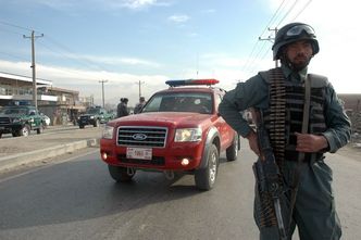 Walki w Afganistanie. Siedmiu zabitych w ataku talibów na komisję wyborczą