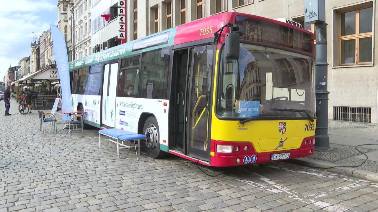 Punkty szczepień we wrocławskich autobusach. Zaszczepiło się w nich już ponad 15 tysięcy osób