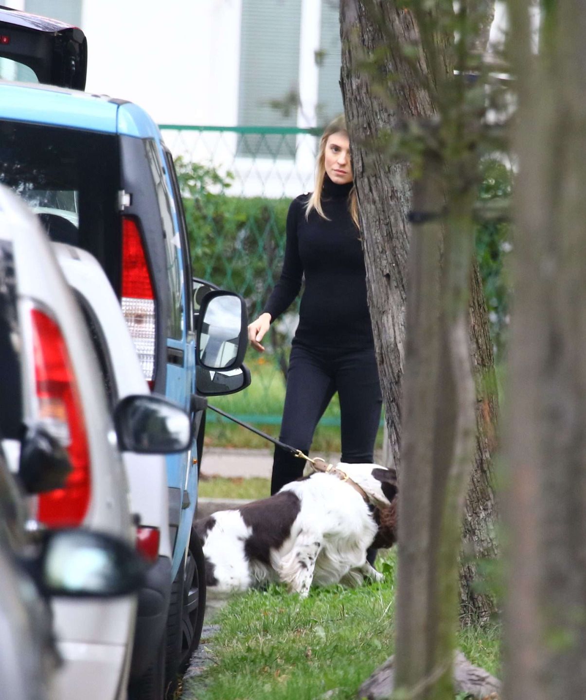 Kasia Tusk z psami na spacerze