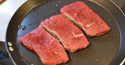 Opiekana wołowina zrazowa górna (steki, mięso i tłuszcz, I klasa mięsa)