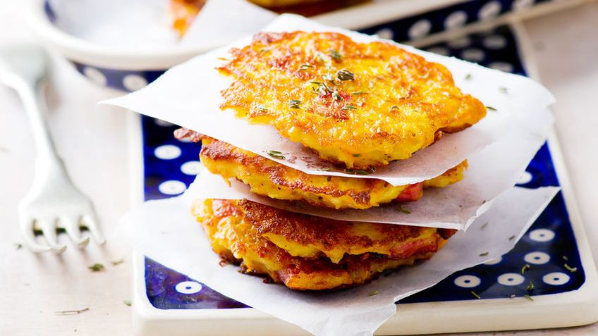 Mrożone hash brown (placki z ziemniaków) smażone na patelni na oleju rzepakowym