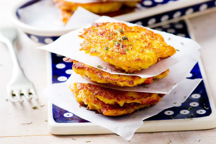 Mrożone hash brown (placki z ziemniaków) smażone na patelni na oleju rzepakowym